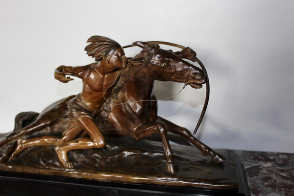 Bronzo di Edouard Drouot Indien En Embuscade devant Son Cheval