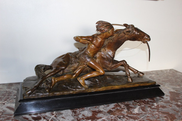 Bronzo di Edouard Drouot Indien En Embuscade devant Son Cheval