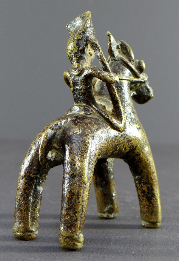 Inde, Fin Du XIXème Siècle, Statue équestre D’art Tribal En Bronze Représentant Un Cavalier.