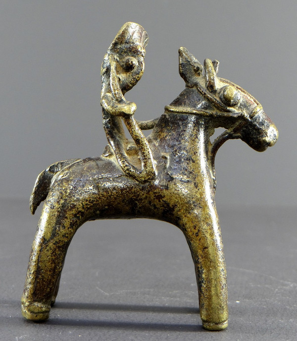 Inde, Fin Du XIXème Siècle, Statue équestre D’art Tribal En Bronze Représentant Un Cavalier.