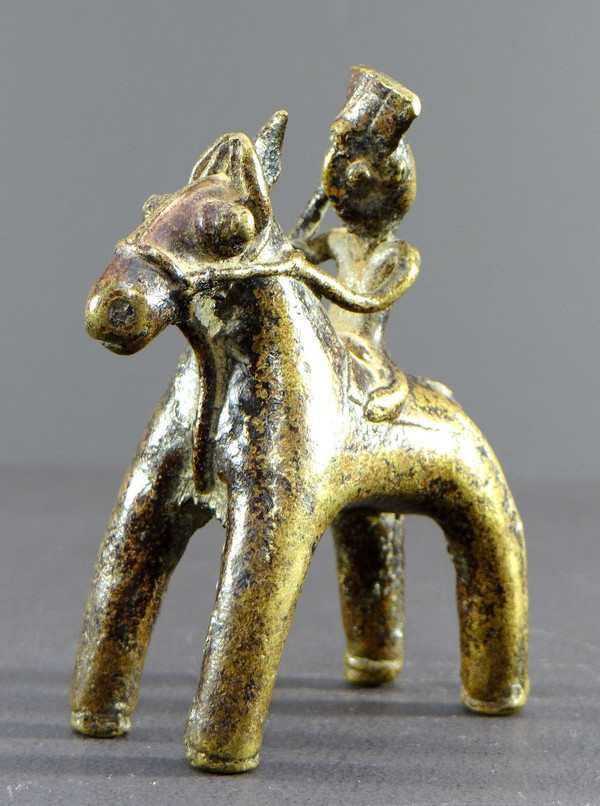 Inde, Fin Du XIXème Siècle, Statue équestre D’art Tribal En Bronze Représentant Un Cavalier.