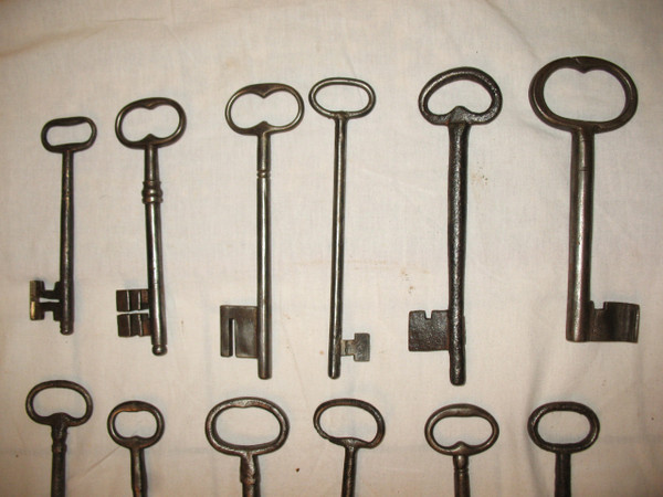 Wrought iron keys from the 17th and 18th centuries Important collection of large keys 18 pieces