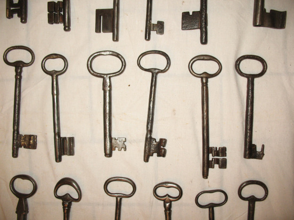 Wrought iron keys from the 17th and 18th centuries Important collection of large keys 18 pieces