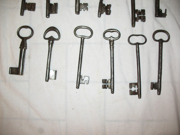 Wrought iron keys from the 17th and 18th centuries Important collection of large keys 18 pieces