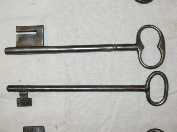 Wrought iron keys from the 17th and 18th centuries Important collection of large keys 18 pieces