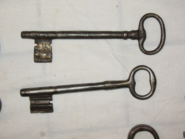 Wrought iron keys from the 17th and 18th centuries Important collection of large keys 18 pieces