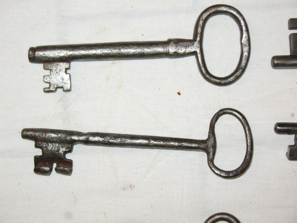 Wrought iron keys from the 17th and 18th centuries Important collection of large keys 18 pieces