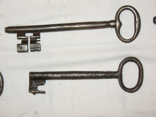 Wrought iron keys from the 17th and 18th centuries Important collection of large keys 18 pieces
