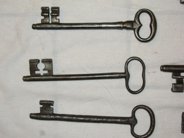 Wrought iron keys from the 17th and 18th centuries Important collection of large keys 18 pieces