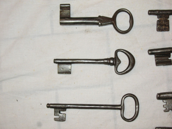 Wrought iron keys from the 17th and 18th centuries Important collection of large keys 18 pieces