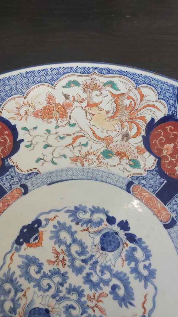 Raro e grandissimo piatto Imari del XIX secolo