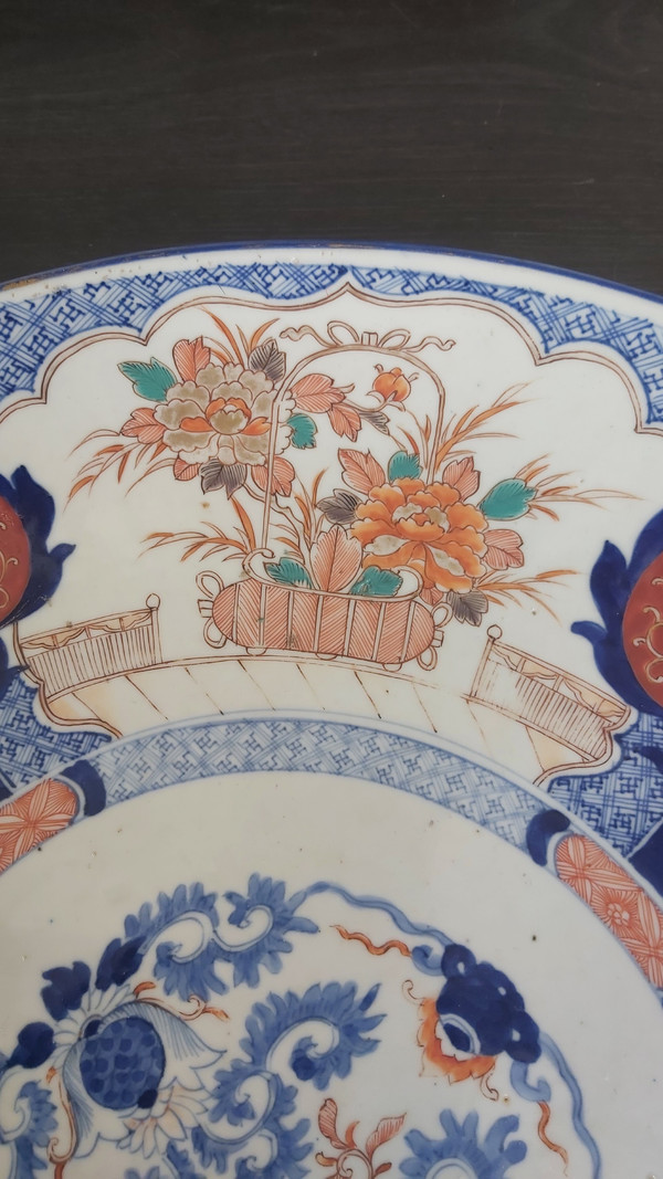 Raro e grandissimo piatto Imari del XIX secolo