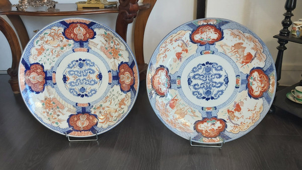 Raro e grandissimo piatto Imari del XIX secolo