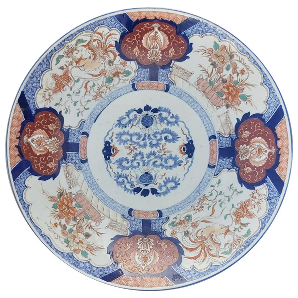 Raro e grandissimo piatto Imari del XIX secolo