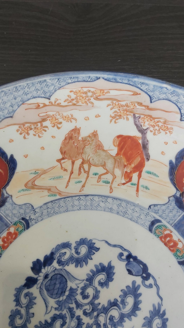 Raro grande piatto Imari del XIX secolo