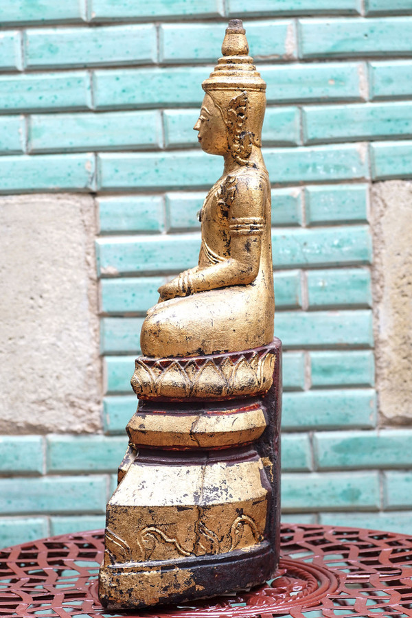 Notevole Buddha in pietra, dorato in oro, Thailandia