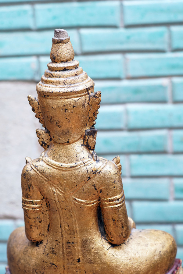 Notevole Buddha in pietra, dorato in oro, Thailandia