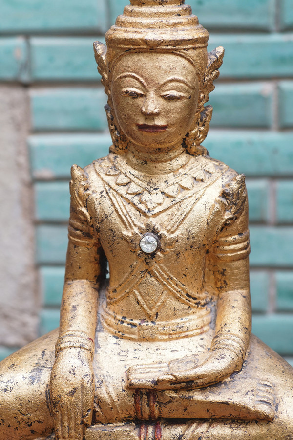 Notevole Buddha in pietra, dorato in oro, Thailandia