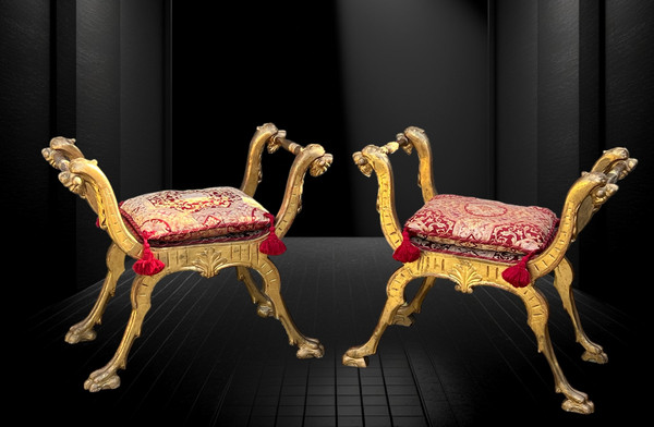 PAIRE DE TABOURETS CURULE ITALIEN DU XIXe EN BOIS SCULPTÉ ET DORÉ AVEC COUSSINS