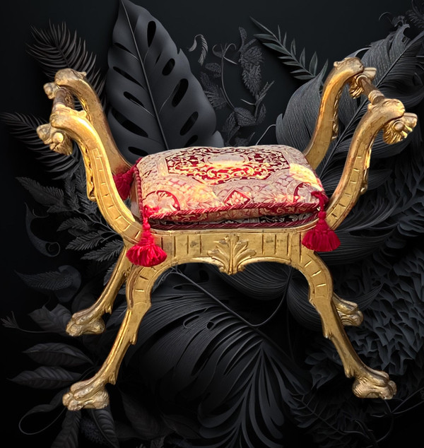 PAIRE DE TABOURETS CURULE ITALIEN DU XIXe EN BOIS SCULPTÉ ET DORÉ AVEC COUSSINS