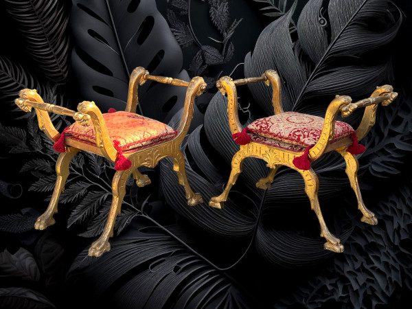 PAIRE DE TABOURETS CURULE ITALIEN DU XIXe EN BOIS SCULPTÉ ET DORÉ AVEC COUSSINS