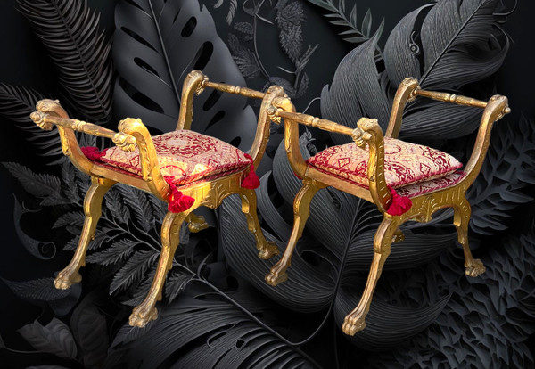 PAIRE DE TABOURETS CURULE ITALIEN DU XIXe EN BOIS SCULPTÉ ET DORÉ AVEC COUSSINS