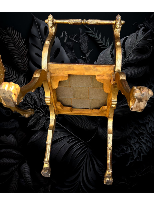 PAIRE DE TABOURETS CURULE ITALIEN DU XIXe EN BOIS SCULPTÉ ET DORÉ AVEC COUSSINS