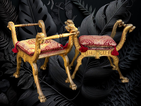 PAIRE DE TABOURETS CURULE ITALIEN DU XIXe EN BOIS SCULPTÉ ET DORÉ AVEC COUSSINS