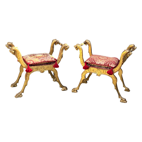 PAIRE DE TABOURETS CURULE ITALIEN DU XIXe EN BOIS SCULPTÉ ET DORÉ AVEC COUSSINS