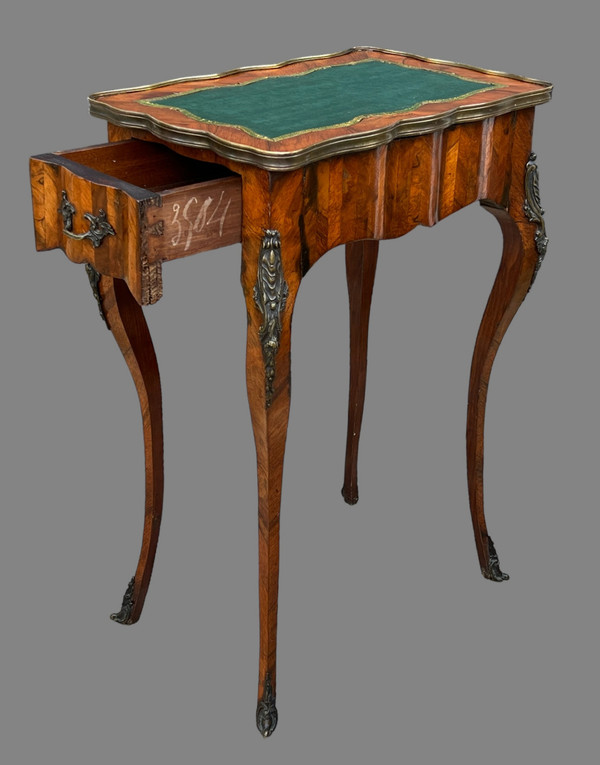 TABLE DE SALON ESTAMPILLÉE DU XIXe DE STYLE LOUIS XV / VIOLONÉE EN MARQUETERIE