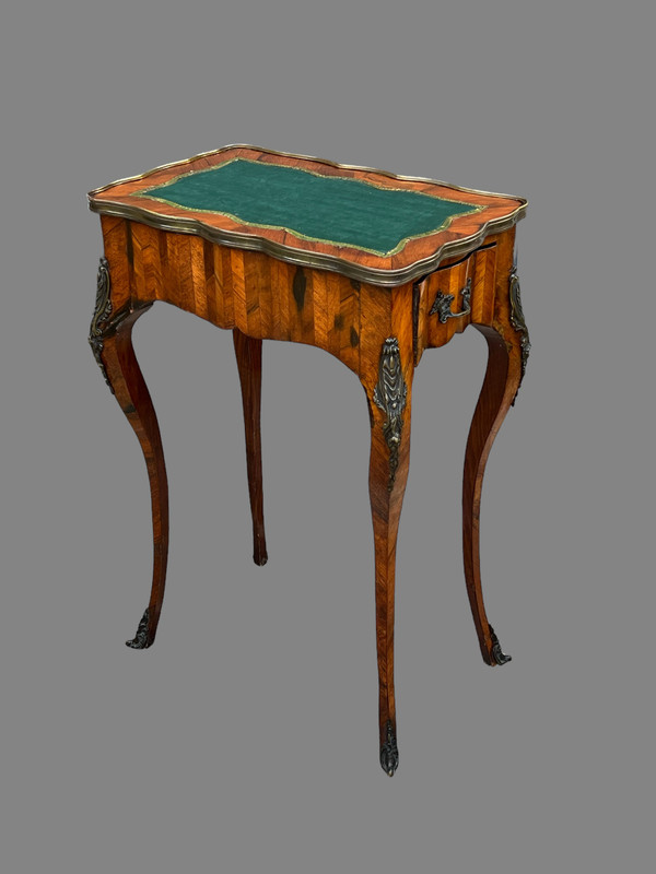 TABLE DE SALON ESTAMPILLÉE DU XIXe DE STYLE LOUIS XV / VIOLONÉE EN MARQUETERIE