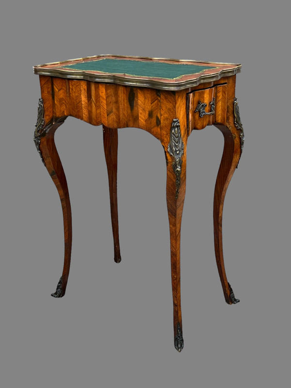TABLE DE SALON ESTAMPILLÉE DU XIXe DE STYLE LOUIS XV / VIOLONÉE EN MARQUETERIE
