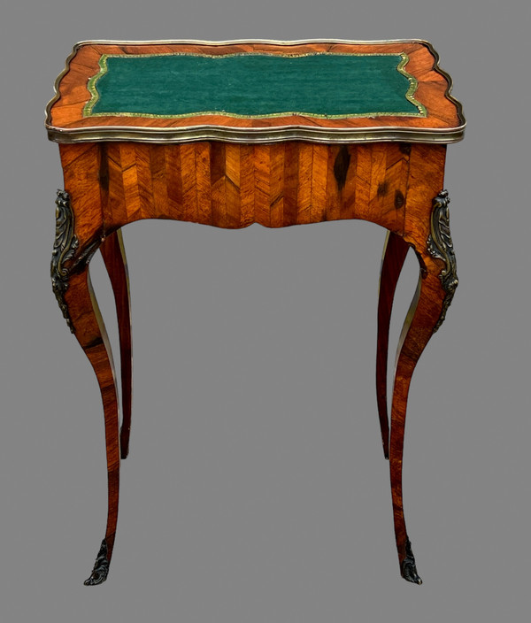 TABLE DE SALON ESTAMPILLÉE DU XIXe DE STYLE LOUIS XV / VIOLONÉE EN MARQUETERIE