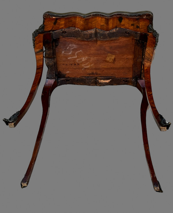 TABLE DE SALON ESTAMPILLÉE DU XIXe DE STYLE LOUIS XV / VIOLONÉE EN MARQUETERIE