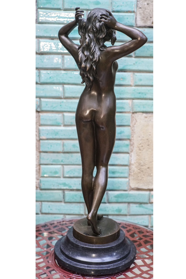 "Il risveglio", grande scultura in bronzo di donna firmata PITTA LUGA