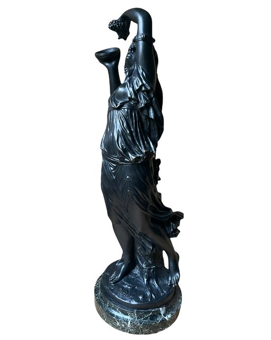 Bronzebacchante mit Trauben und Glocken nach Clodion