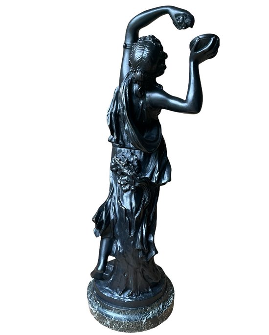 Bronzebacchante mit Trauben und Glocken nach Clodion