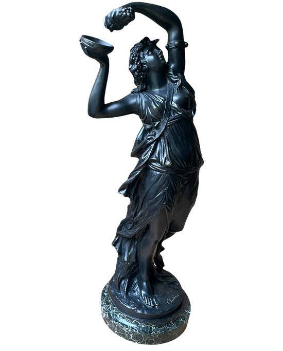 Bronzebacchante mit Trauben und Glocken nach Clodion
