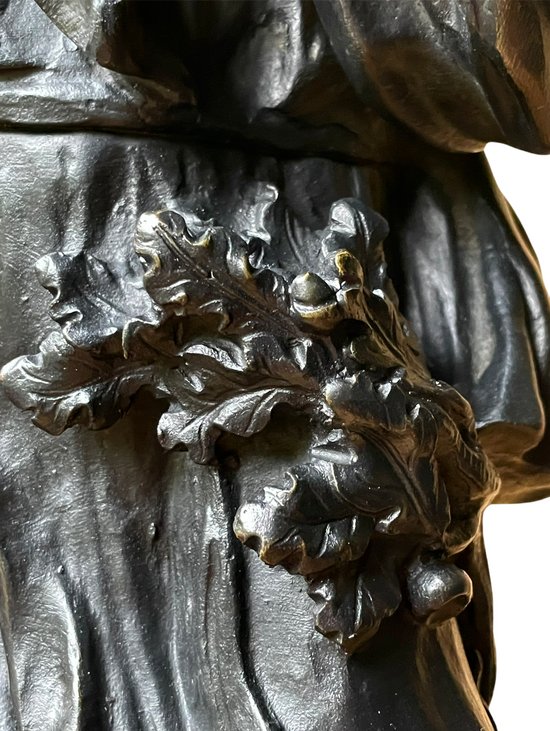 Bronzebacchante mit Trauben und Glocken nach Clodion