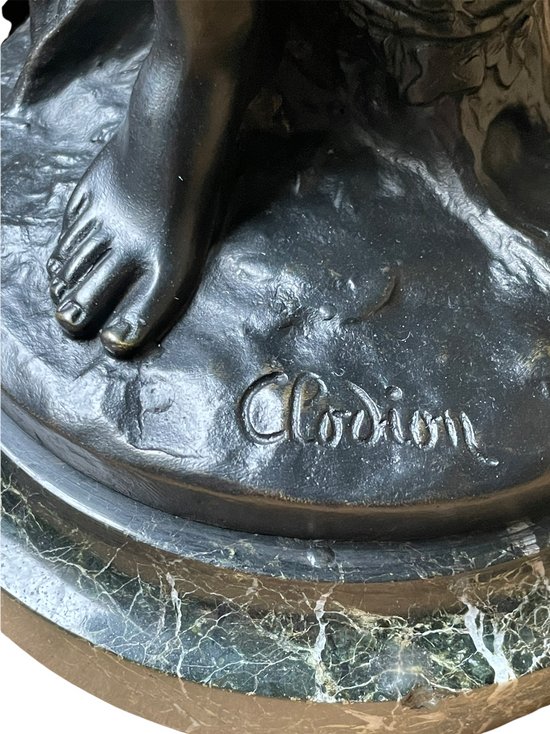 Bronzebacchante mit Trauben und Glocken nach Clodion