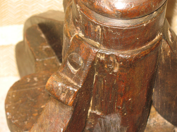 Pique cierge large wooden candle-holder 18th century Louis XIV period h: 123.5 cm