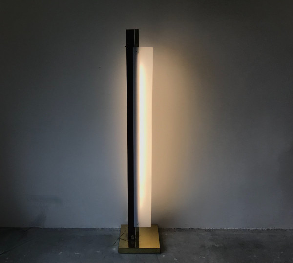 Lampadaire totem en plexiglass, circa 1960.