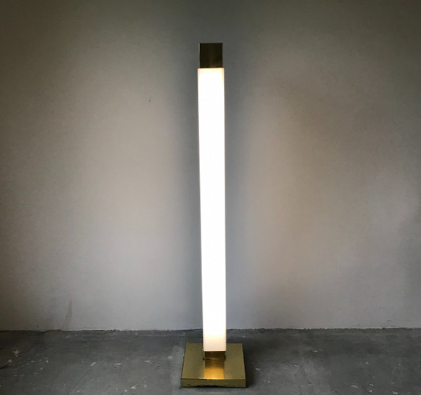 Lampadaire totem en plexiglass, circa 1960.