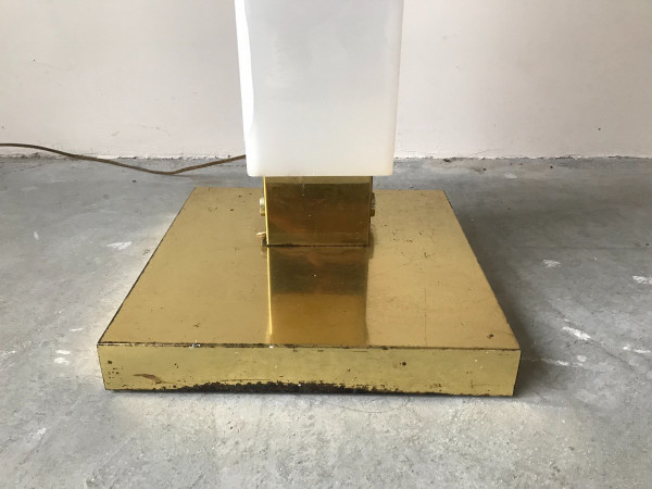 Lampadaire totem en plexiglass, circa 1960.