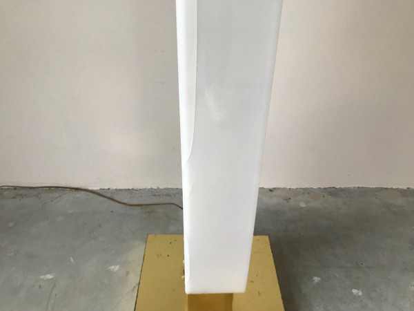 Lampadaire totem en plexiglass, circa 1960.