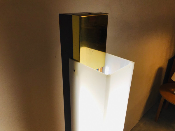 Lampadaire totem en plexiglass, circa 1960.