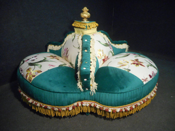 Indiscreet Napoleon III period buttoned buttoned in silk and velvet