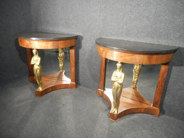 Coppia di console in mogano primo impero e cariatidi in bronzo dorato attribuite a Jacob