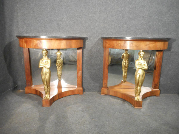 Coppia di console in mogano primo impero e cariatidi in bronzo dorato attribuite a Jacob