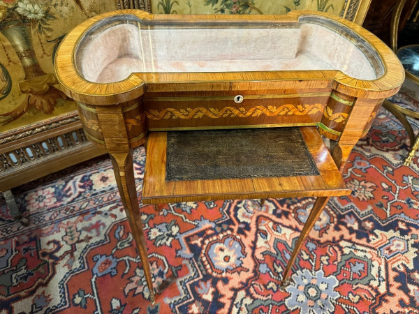 TABLE VITRINE EPOQUE LOUIS XVI